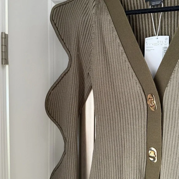 Urban Revivo Wave Sleeve V-Neck Knitted Cardigan - Picture 4 of 5